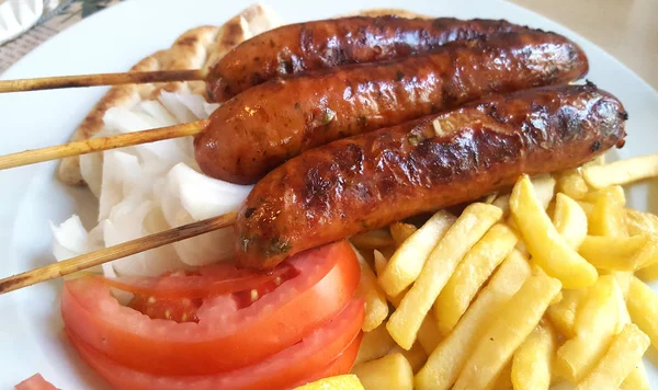 Grillad korv på pinnen med pommes frites och tomater — Stockfoto