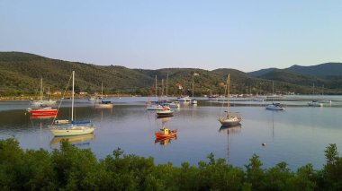 Yelkenli ve yatlarla güzel koyda manzara 
