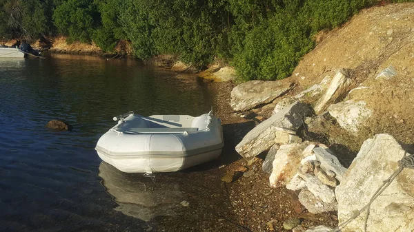 Opblaasbare dinghy afgemeerd — Stockfoto