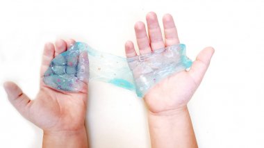 Çocuk el ile mavi balçık oynuyor