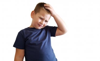 Kafası karışmış çocuk kafasını kaşıyor