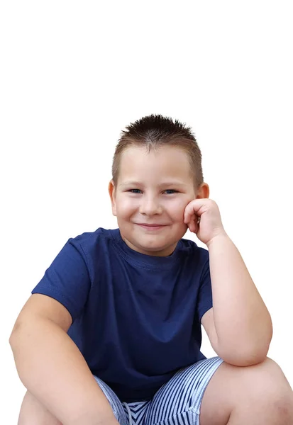 Portret pięknego chłopca siedzącego i uśmiechniętego — Zdjęcie stockowe