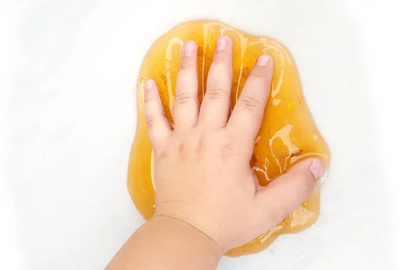 Παιδικό χέρι που φτιάχνει αποτύπωμα χεριού σε λάσπη — Φωτογραφία Αρχείου