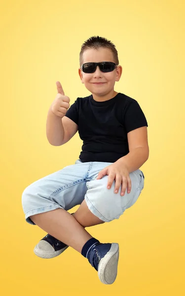 Menino bonito em óculos de sol mostrando polegares para cima — Fotografia de Stock