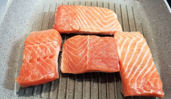 Риба лосося на сковороді — стокове фото