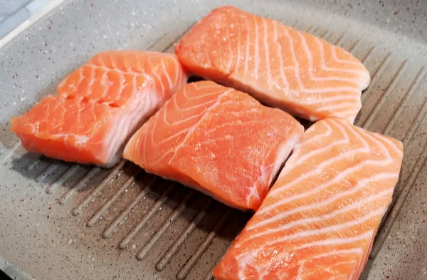 Salmon fish on pan — ストック写真