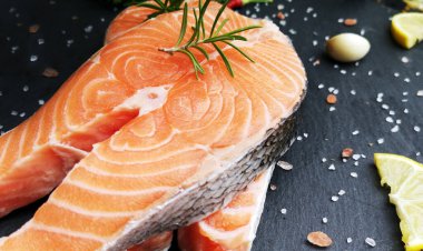 Karanlık bir tahtada taze somon bifteği.