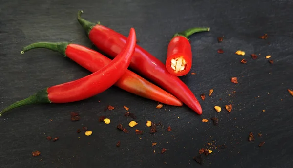 Chilli papričky na tmavém pozadí — Stock fotografie