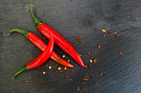 Chili paprika på en mörk bakgrund — Stockfoto