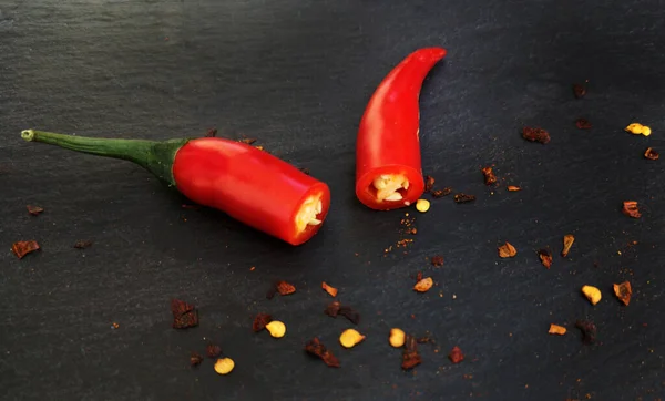 Chilli papričky na tmavém pozadí — Stock fotografie