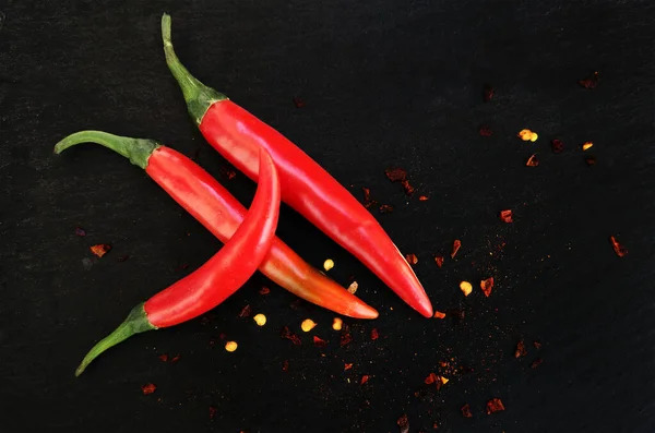 Chilli papričky na tmavém pozadí — Stock fotografie