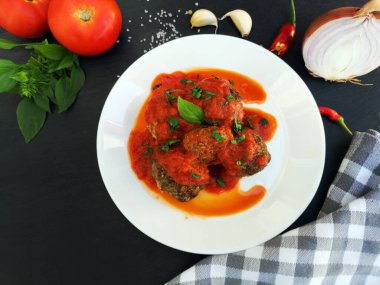 Bir baharatlı domates soslu köfte