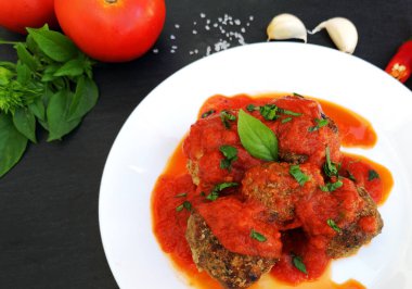 Bir baharatlı domates soslu köfte