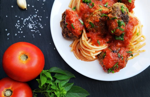 Паста Спагетті з фрикадельками та томатним соусом — стокове фото