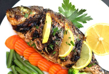 Dorada balık sebze ile kavrulmuş