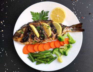 Dorada balık sebze ile kavrulmuş