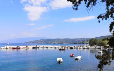 Güneşli bir günde Milina, Pelion, Yunanistan 'da küçük bir limanda tekneler