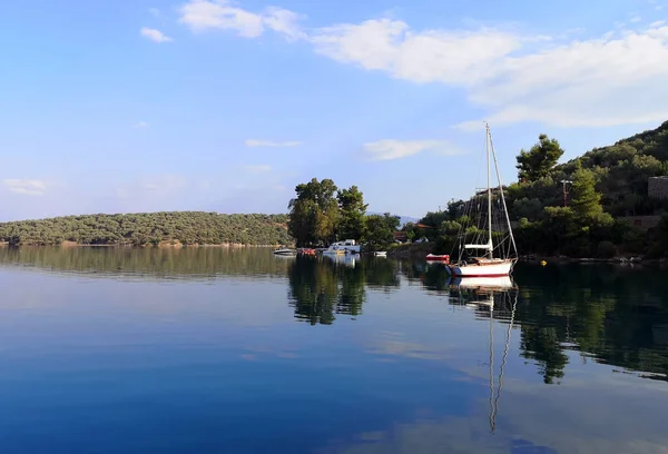 Una Barca Vela Ancorata Una Baia Durante Estate Grecia — Foto Stock