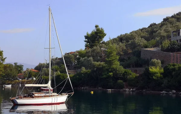 Ein Segelboot Das Sommer Griechenland Einer Bucht Vor Anker Liegt — Stockfoto