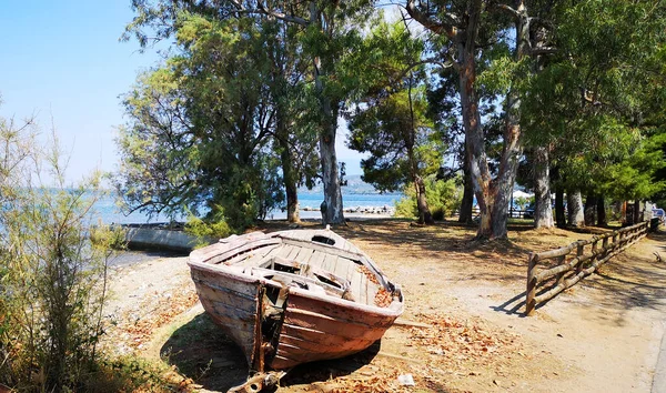 Vecchia Barca Legno Arrugginita Abbandonata Sulla Riva — Foto Stock