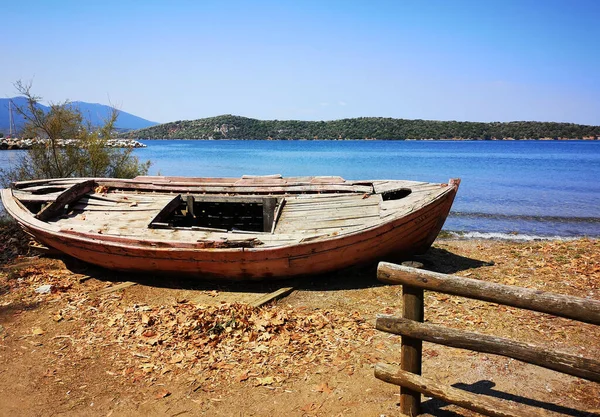 Abandoned Old Rusty Wooden Boat Shore — Stock Photo, Image