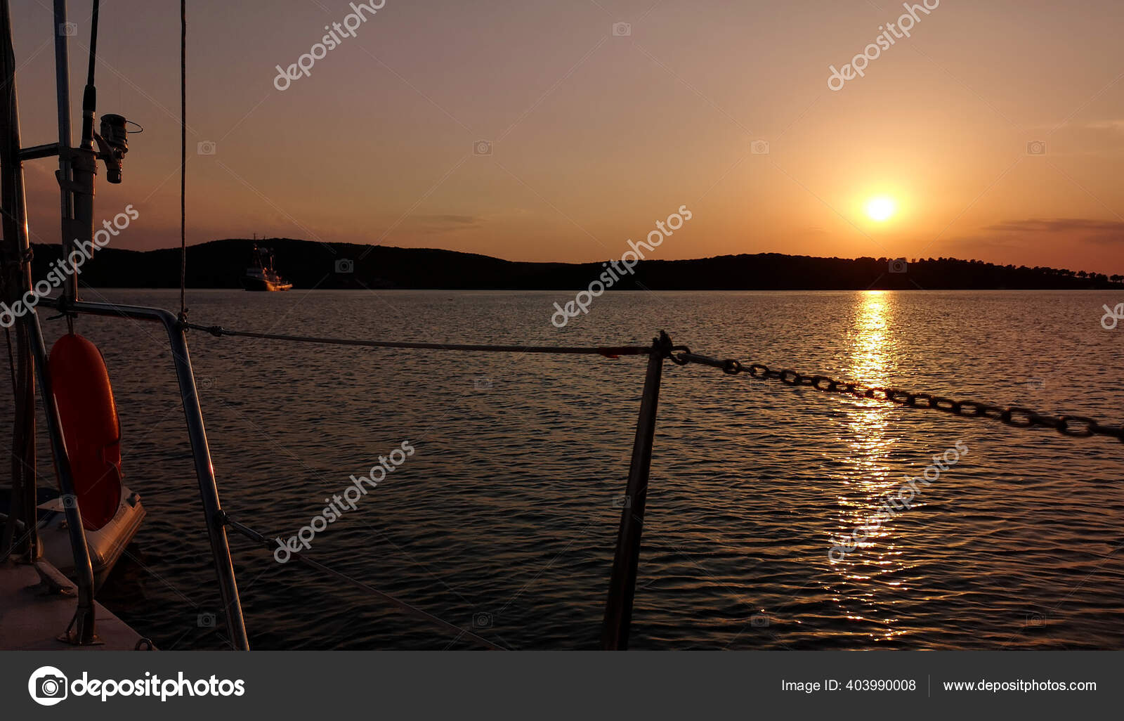 Yacht Berlayar Melawan Matahari Terbenam Indah Matahari Terbenam Atas Pemandangan Stok Foto C Roxanabalint 403990008