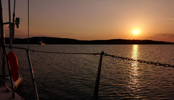 ヨット日没に向けて航行 デッキからの海の景色の美しい夕日 — ストック写真