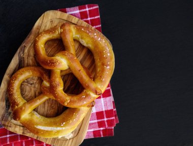 Taze pişmiş ev yapımı simit ve taş masada deniz tuzu.