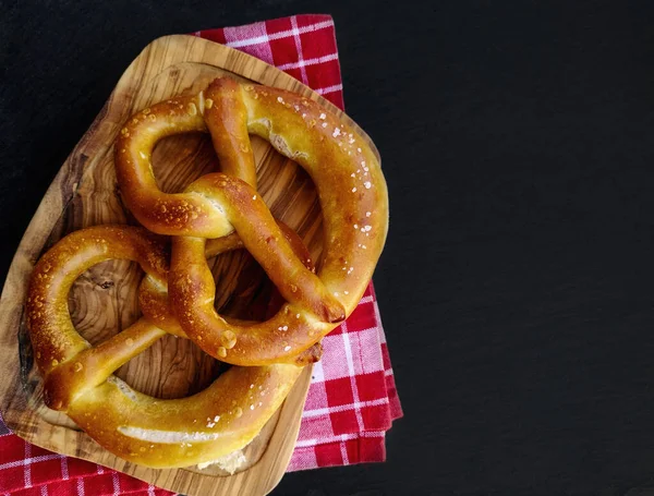 Taze pişmiş ev yapımı simit ve taş masada deniz tuzu.