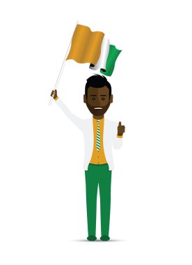 Fildişi Sahili bayrağı sallayarak adam