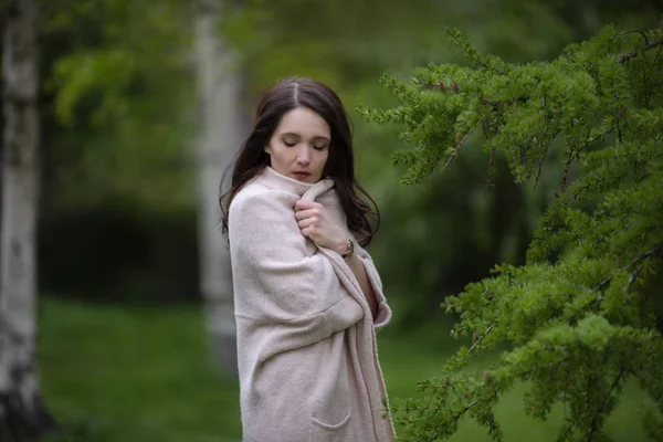 Jeune fille marche dans le parc de printemps — Photo