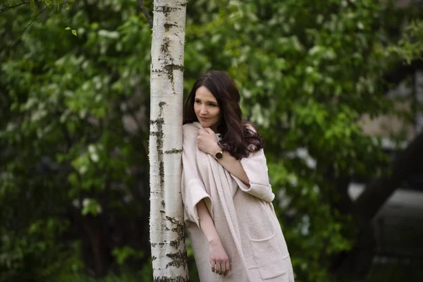 Jeune fille marche dans le parc de printemps — Photo