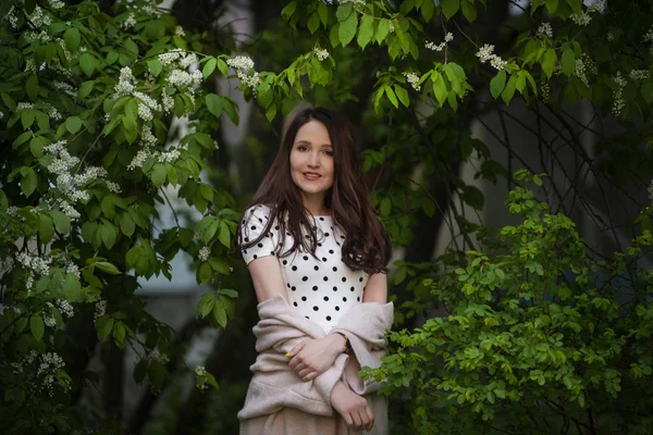 Jeune fille marche dans le parc de printemps — Photo