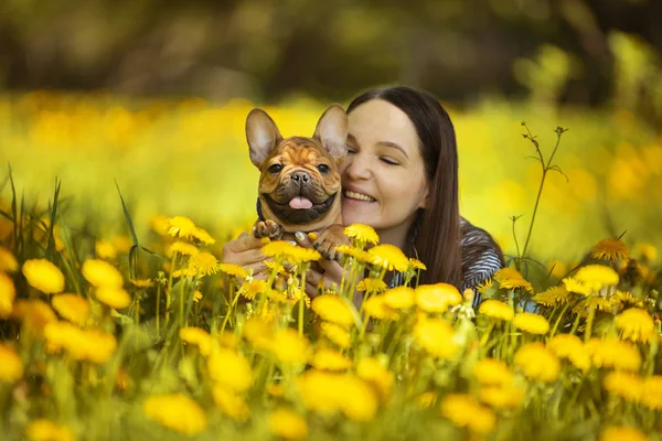 公園で若い女性とフランスのブルドッグ子犬が休んでいます — ストック写真