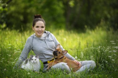 genç kız bir kedi ve bir köpek ile yürüyüş