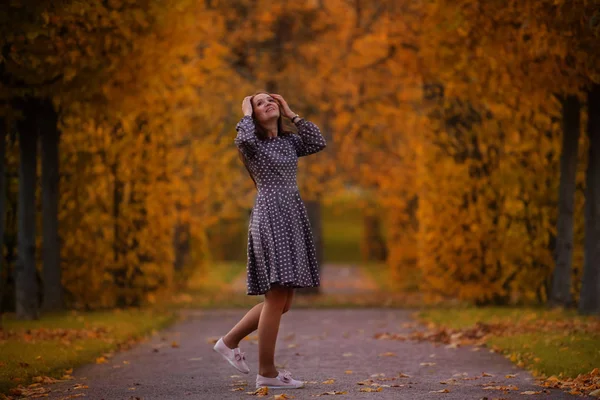 Menina caminha no parque de outono — Fotografia de Stock