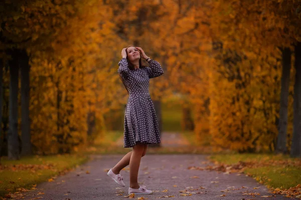 Girl walks in autumn park — Stock Photo, Image