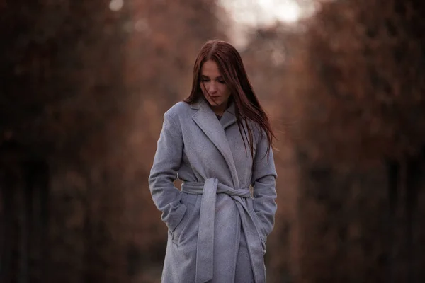 Fille promenades dans le parc d'automne — Photo