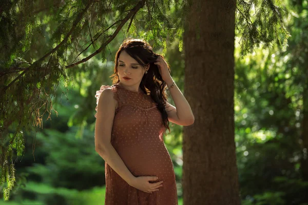 Menina grávida no vestido caminha pela floresta — Fotografia de Stock