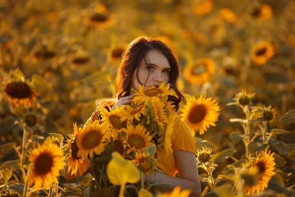 Fille dans un champ de tournesols — Photo