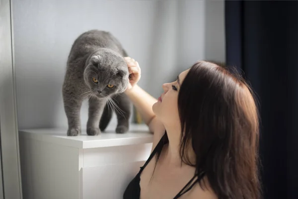 Беременная девушка и котенок — стоковое фото