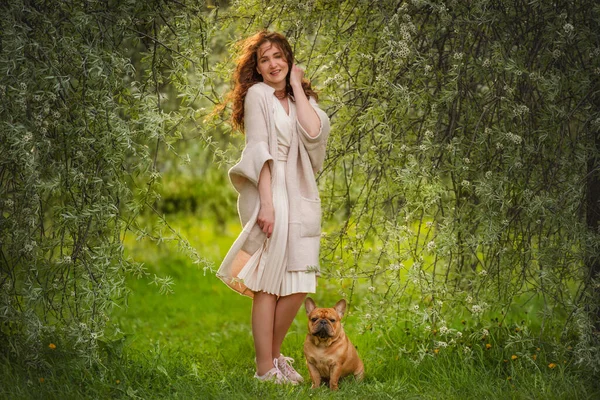 Jeune Femme Son Chien Français Bulldog Promenade Dans Parc Par — Photo