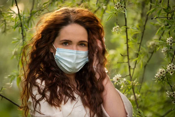 Portret Van Een Jong Meisje Een Medisch Masker Stockfoto