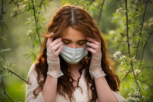 Portret Van Een Jong Meisje Een Medisch Masker Rechtenvrije Stockfoto's