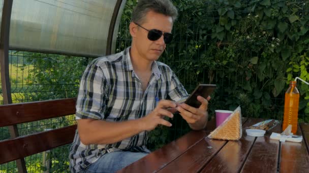 Hombre serio hablando en Smartphone — Vídeos de Stock