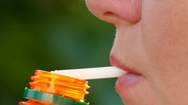 Bir kadın bir saman bir soda içer