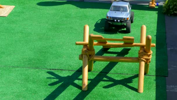 Zabawki zdalnie sterowane jeep radzenia sobie z przeszkodą na ścieżce — Wideo stockowe