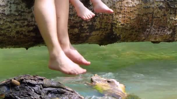 Vuxna och barnens fötter leker i vattnet. — Stockvideo