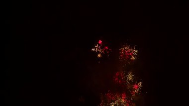 Kırmızı ve sarı sparks ile havai fişek patlayabilir