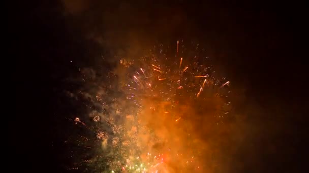 Искрящийся поток фейерверков превращается в шары — стоковое видео